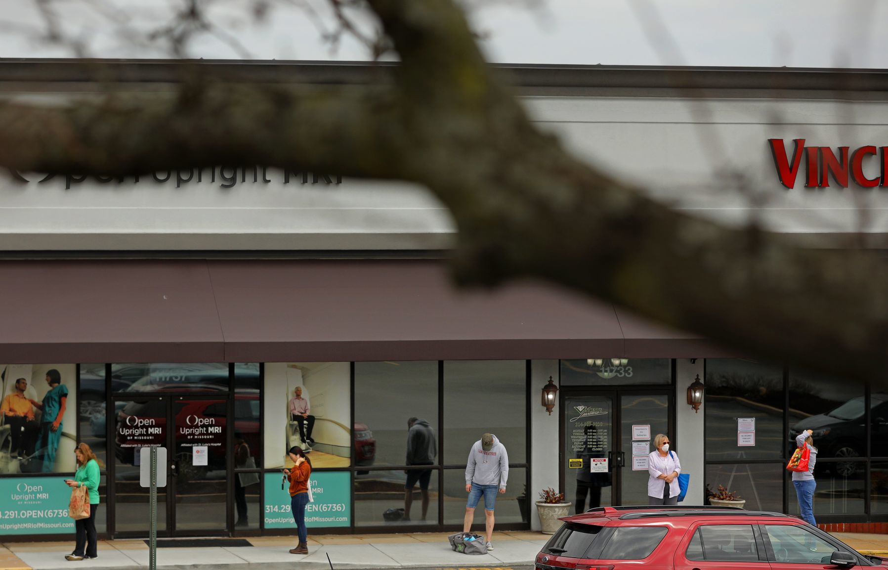 Statewide advisory prompts grocers to space customers